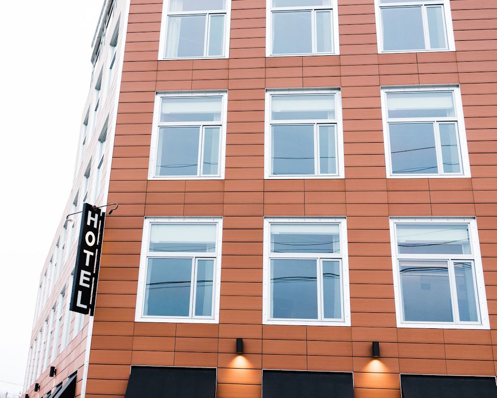 250 main hotel exterior